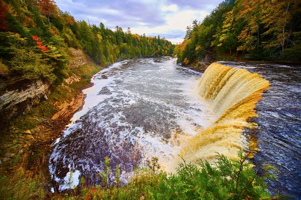 Ευρεία βολή του καταρράκτη Tahquamenon Falls με χρυσό καφέ καταρράκτη κατά τις αρχές του φθινοπώρου — Φωτογραφία Αρχείου