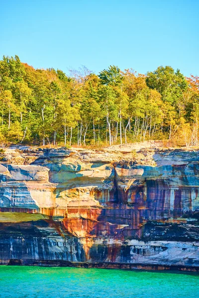 图上的岩石是铁质沉积物制成的悬崖峭壁，上面涂有红血的条纹，犹如铁锈 — 图库照片