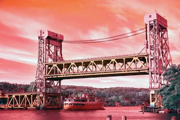 Инфракрасный Houghton lift bride с пассажирским речным кораблем, проходящим под мостом — стоковое фото