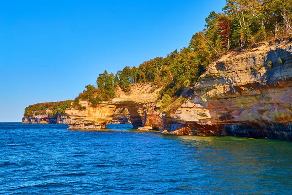 Pictured Rocks on Lake Michigan with cliff overhang and hollowed out tunnel — Stock Photo, Image