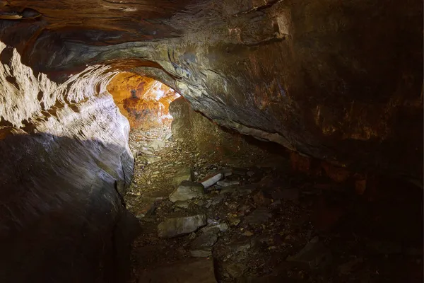 맨 끝의 출구를 밝혀 주는 햇빛 이비치는 동굴 — 스톡 사진