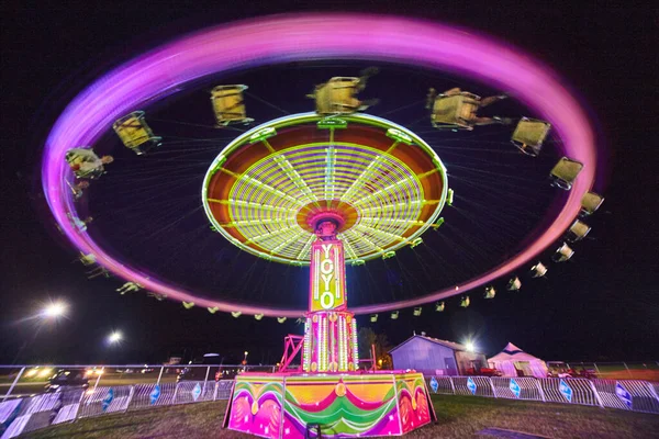 Spinning YOYO ride with purple ring at a fair or carnival — Stock Photo, Image