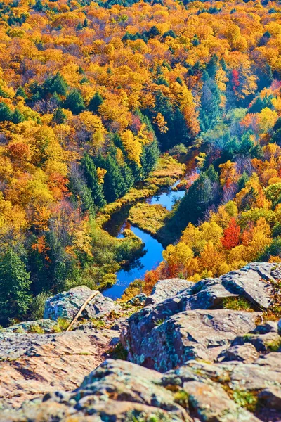 Río sinuoso que desaparece bajo un afloramiento rocoso y rodeado por un bosque en otoño — Foto de Stock