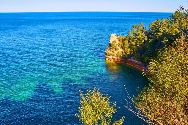 密西根州的一个湖，在一个五颜六色的悬崖边，有着深蓝色的海水 — 图库照片