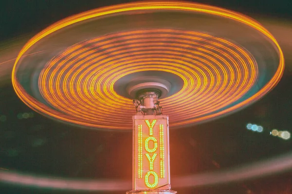 Космический карнавал YOYO или ярмарочная поездка ночью в инфракрасном свете — стоковое фото