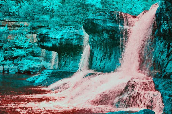 Selva como vibe de cachoeiras e pedras cobertas de musgo em Catarata Falls em infravermelho — Fotografia de Stock