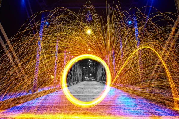 Czarno-biały portal środkowy z żółtym kółkiem iskier na moście w nocy — Zdjęcie stockowe