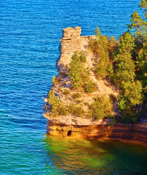 Замок Шахтеров на озере Мичиган с великолепными скалами на берегу озера — стоковое фото