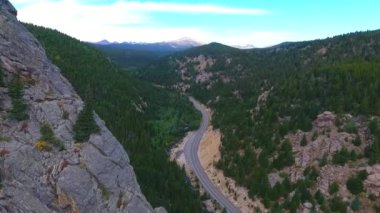 Colorado 'da gri kayalıkların yanındaki hava manzaralı otoyol.