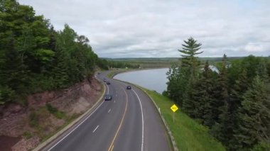 Gölün etrafında saran uçurumlarla dolu bir yol.