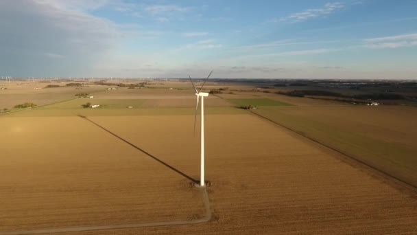 Aérien d'éoliennes dans les champs de bronzage de l'Ohio — Video