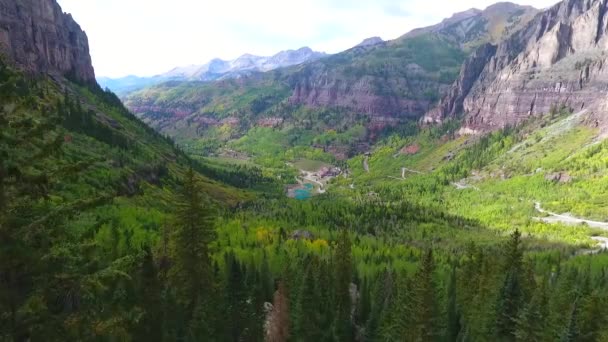 Luchtvliegen over vallei naar het bergstadje Telluride, Colorado — Stockvideo