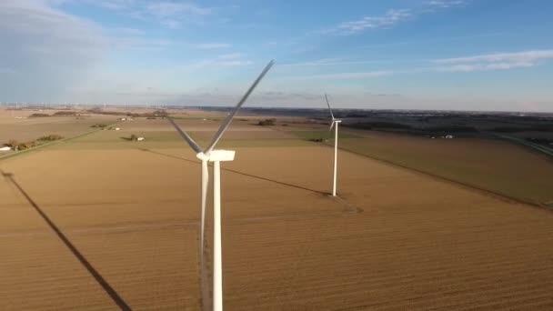 Luchtfoto van windturbines van Ohio in landbouwgrond — Stockvideo