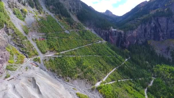 Luftaufnahme der windigen Straße zu den Wasserfällen in Telluride, Colorado — Stockvideo