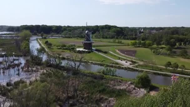 Aérien sur les champs vers moulin à vent dans le Michigan — Video