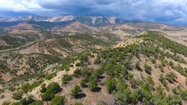 Kumlu çöl dağlarının tepesinde dağ sıraları ve fırtına mesafesinde.
