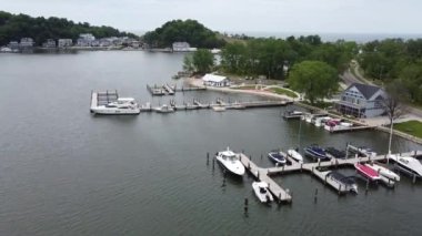 Gölde ormanlı teknelerle dolu havadan.