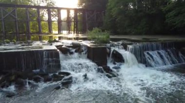 Şelaleli insan yapımı barajın yanındaki eski demiryolu köprüsünden hava günbatımı