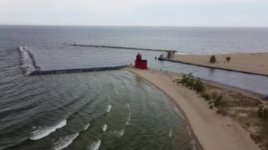 Michigan 'daki gölde kırmızı deniz fenerine doğru uçan hava aracı