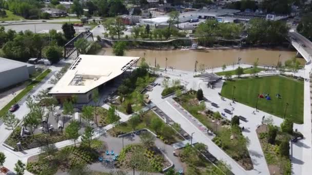 Aerial of Promenade Park and Wells Street Bridge in center Fort Wayne, Indiana — стокове відео