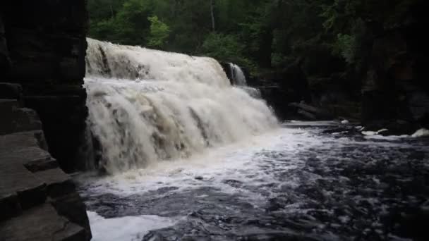 Vista pacífica de cerca de la cascada en el barranco con sonido — Vídeo de stock