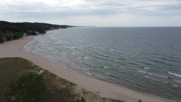 Luchtfoto over strand richting meer in Michigan — Stockvideo
