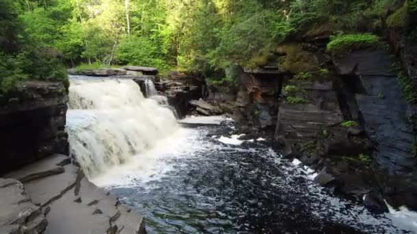 Gorge intérieure aérienne avec grande cascade par des falaises — Video