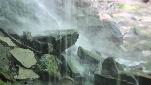 Dettaglio della cascata che schizza su mucchio di rocce — Video Stock