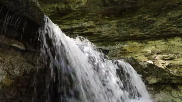 Detalj stationära skott av vattenfall på nära håll i ravinen — Stockvideo