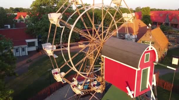 Aérien de la roue ferris dans Dutch Village pendant le coucher du soleil — Video