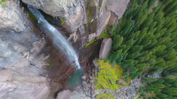Aerea guardando giù sulla cascata alta a Telluride, Colorado — Video Stock