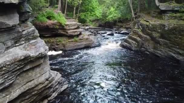 峡谷水位上升，岩石悬崖峭壁高耸 — 图库视频影像