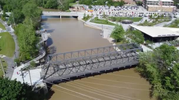 Aerial over Wells Street Bridge and Promenade Park in center Fort Wayne, Indiana — стокове відео