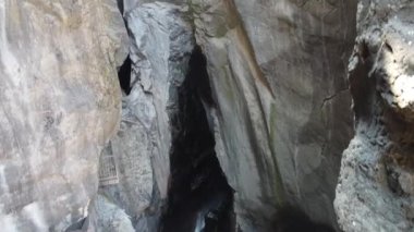 Mağaradan dökülen şelaleyle birlikte havadan derin kanyona doğru.