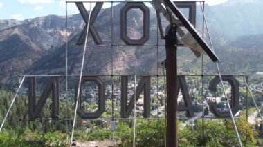 Ouray, Colorado 'daki dağın tepesindeki kutudan geçen hava levhası.
