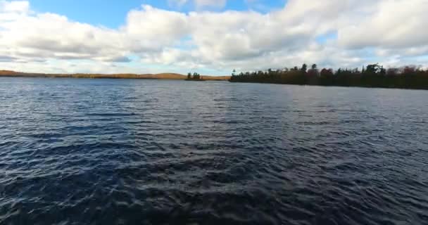 在与小岛的山顶落水过程中，宁静湖面上空的低空飞行 — 图库视频影像