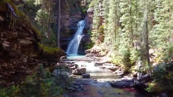 Aereo verso gemma nascosta di cascata con acqua blu nella gola del Colorado — Video Stock