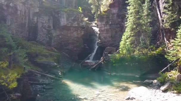 Aerea di incredibile cascata segreta scavare attraverso le rocce in gola — Video Stock