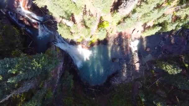 Vuelo aéreo hacia el desfiladero con cascada azul secreta — Vídeo de stock