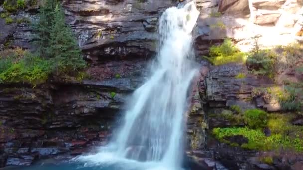 Воздух от скрытого водопада для просмотра большой долины в горах Колорадо — стоковое видео