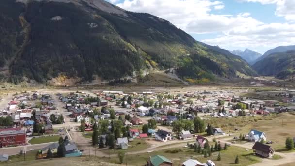 Aérea sobre la ciudad minera de Silverton en Colorado rodeada de hermosas cadenas montañosas — Vídeo de stock