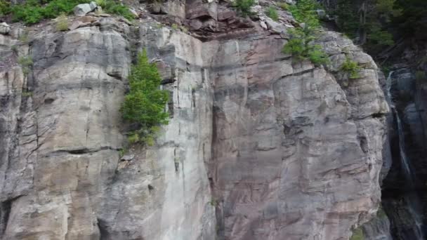 Plan lotu przez duży klif z kanionem z poziomami wysokich wodospadów — Wideo stockowe