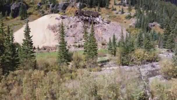 Vol aérien vers une étonnante structure abandonnée de moulin minier dans les montagnes — Video