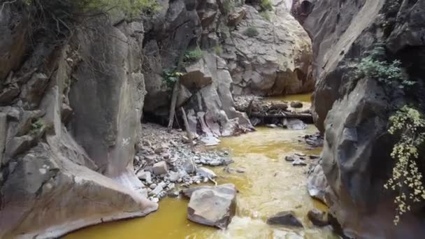 Aérienne à travers la rivière d'eau minérale jaune dans la gorge — Video