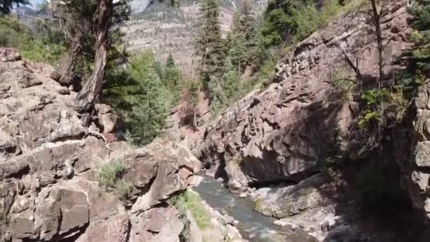 Aerial terbang dari dasar sungai untuk melihat kota pegunungan kecil Ouray, Colorado — Stok Video