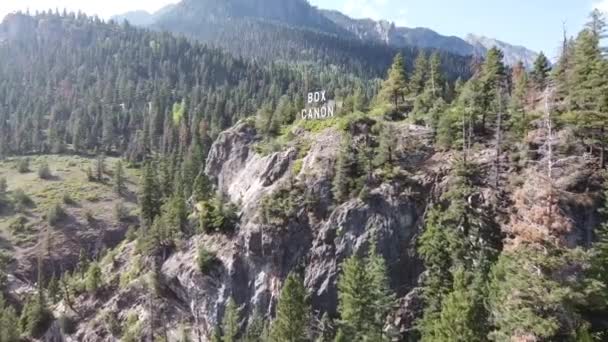 Sinal aéreo para Box Canyon no topo da montanha em Ouray, Colorado — Vídeo de Stock