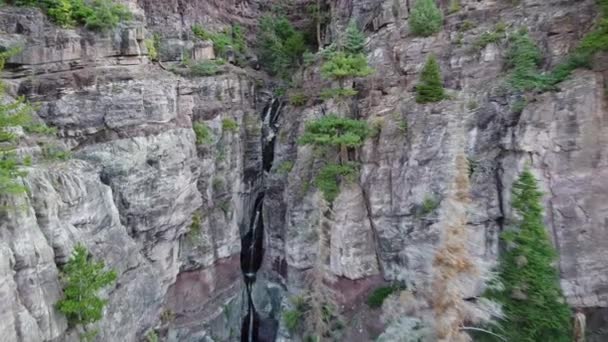 Aérien dans un grand canyon avec des niveaux de cascades en arrière-plan — Video