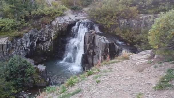 岩の中に小さな滝の空中鍋 — ストック動画