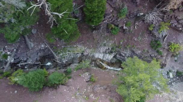 渓谷の川を見下ろす空中で大規模な滝の端から下の谷に落下 — ストック動画