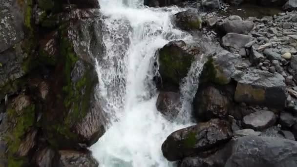 空中低空飞行，俯瞰几十个小瀑布和远处的群山 — 图库视频影像